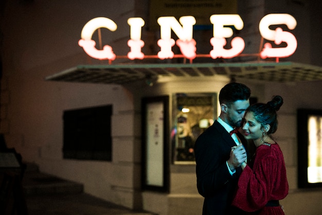 Photo gratuite charmante femme séduisante, main dans la main avec jeune homme dans la rue