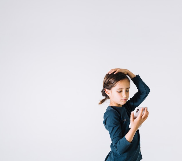 Charmante fille à l&#39;aide de smartphone