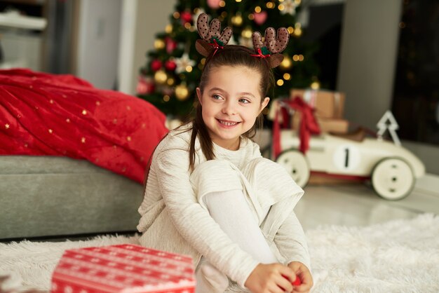 Charmante fille pendant le Noël