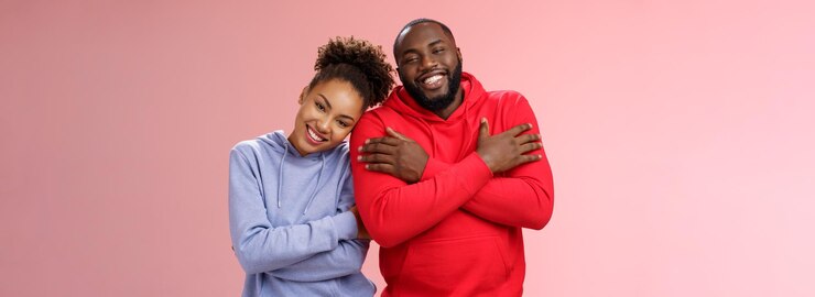 Photo gratuit charmante heureuse sincère afro-américaine famille homme fille relation embrassant bras croisés poitrine étreignant l'autre petite amie maigre petit ami épaule couple adorable souriant sentir l'amour chaleur