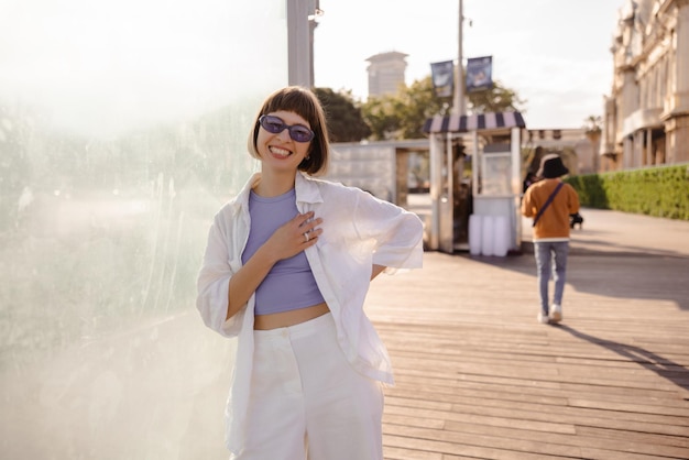 Charmante jeune femme caucasienne sourire à la caméra