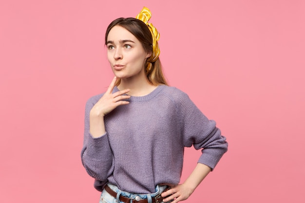 Charmante jeune femme avec foulard en soie sur la tête