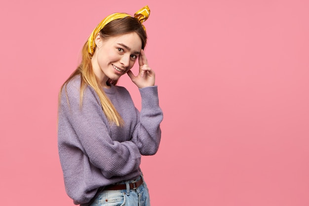 Photo gratuite charmante jeune femme avec foulard en soie sur la tête