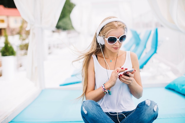 Photo gratuite charmante jeune femme avec des gadgets