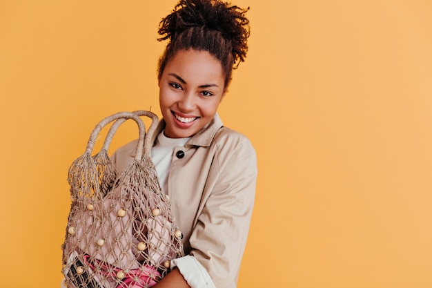 Charmante jeune femme tenant un sac à cordes