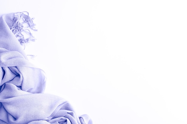 Écharpe sur fond blanc Couleur 2022 texture de tissu très péri pour la conception Écharpe femme abstraite bleu violet clair Vue de dessus