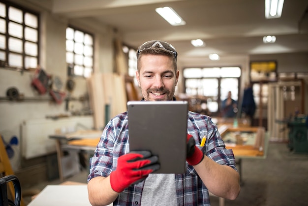 Charpentier ouvrier créatif à la recherche de nouvelles idées en atelier