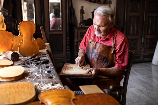 Charpentier principal travaillant dans son atelier à l'ancienne