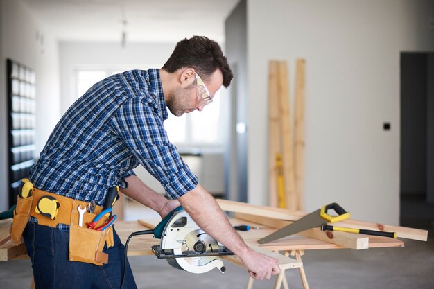 Charpentier travaillant dans une maison