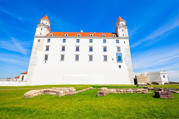 Le château de bratislava ou bratislavsky hrad est le château principal de bratislava, capitale de la slovaquie. le château de bratislava est situé sur une colline rocheuse au-dessus du danube.