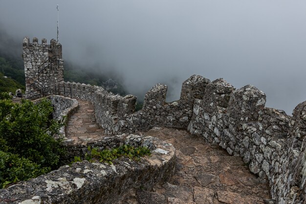 Château historique des Maures à Sintra, Portugal un jour brumeux