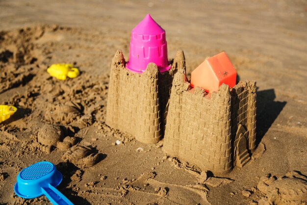 Château de sable mignon sur la plage