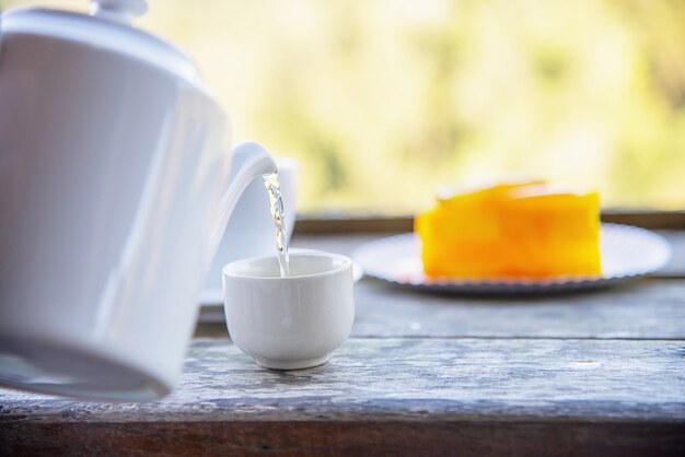 Chaud manger coupe et orange gâteau avec vert nature fond