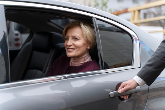 Chauffeur de taxi et cliente interagissant de manière formelle