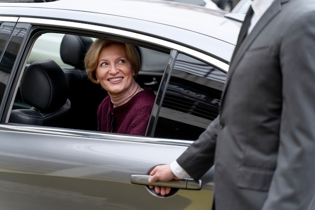 Chauffeur de taxi et cliente interagissant de manière formelle