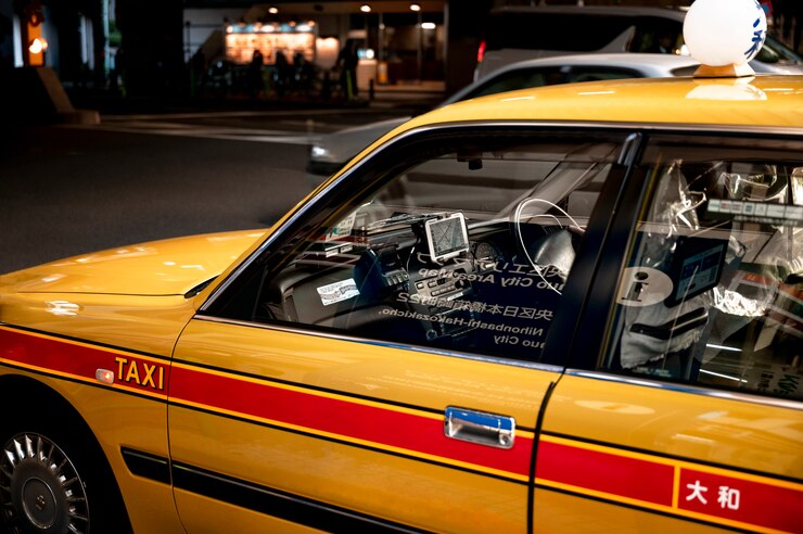Photo gratuit chauffeur de taxi dans la rue du japon