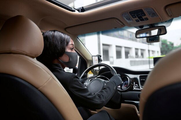 Chauffeur de taxi féminin prêtant attention à la route