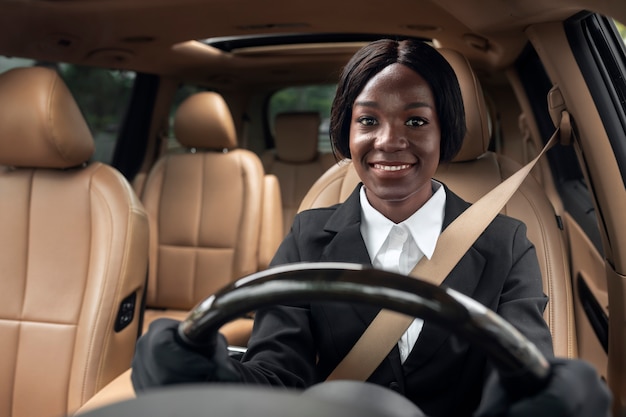 Chauffeur de taxi féminin prêtant attention à la route