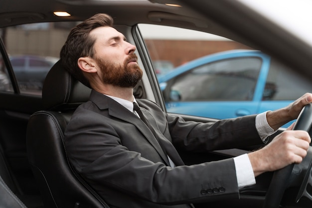 Chauffeur de taxi masculin élégant semblant fatigué