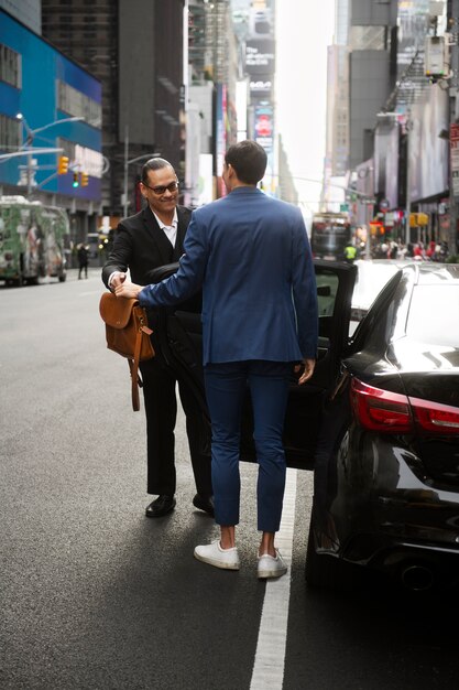 Chauffeur de taxi se prépare pour le client