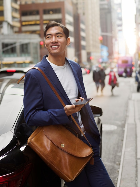 Chauffeur de taxi se prépare pour le client