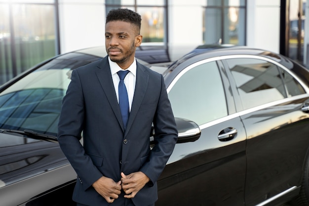 Chauffeur uber élégant donnant un taxi