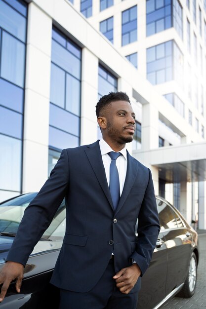 Chauffeur uber élégant donnant un taxi