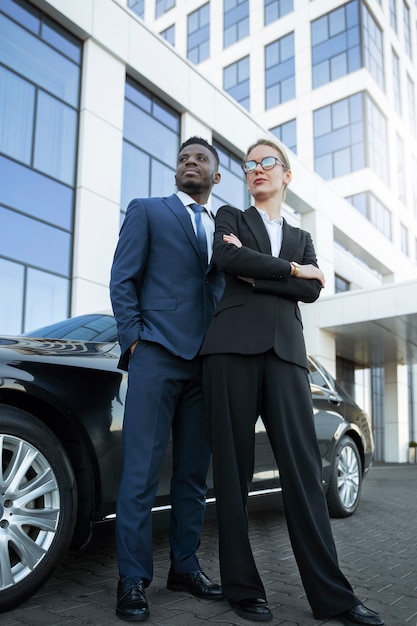 Chauffeur uber élégant donnant un taxi