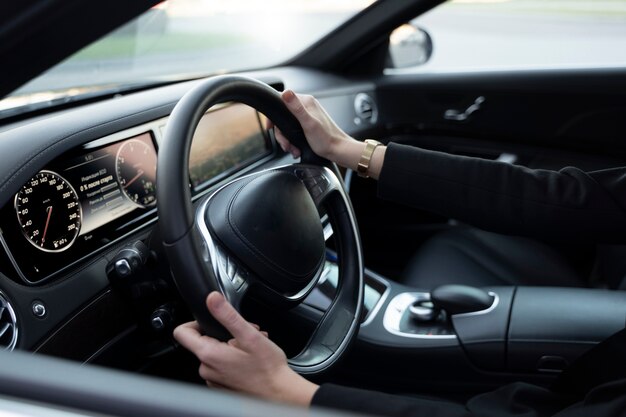 Chauffeur uber élégant donnant un taxi