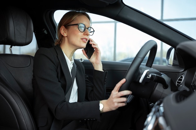 Chauffeur uber élégant donnant un taxi