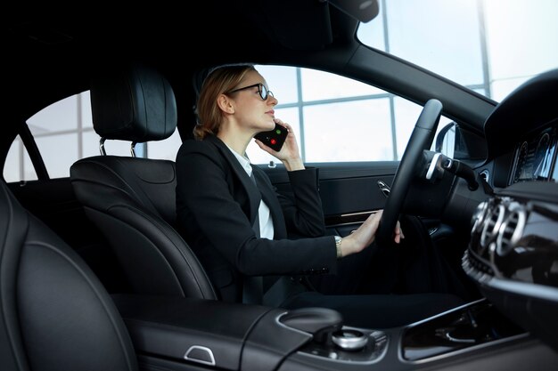 Chauffeur uber élégant donnant un taxi