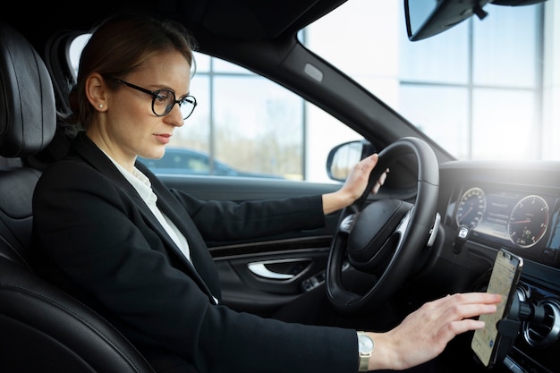 Chauffeur uber élégant donnant un taxi