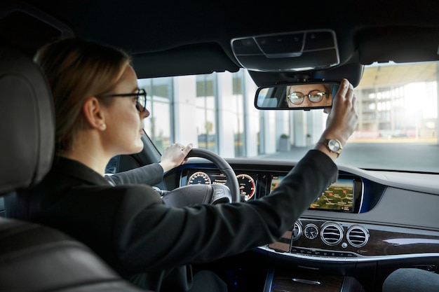 Chauffeur uber élégant donnant un taxi