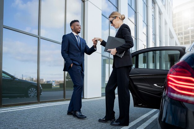 Chauffeur uber élégant donnant un taxi