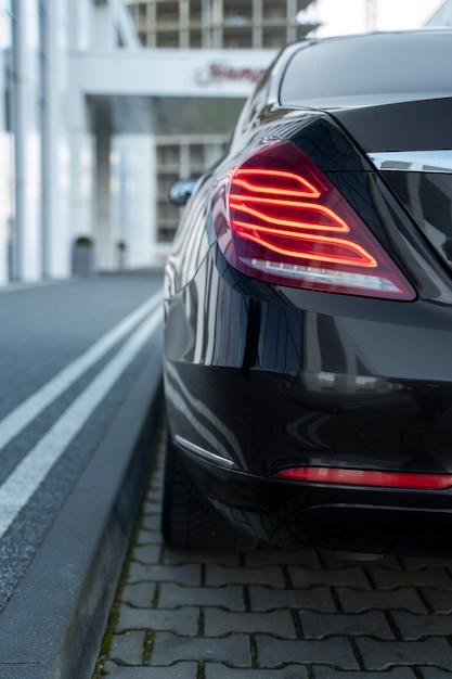 Chauffeur uber élégant donnant un taxi