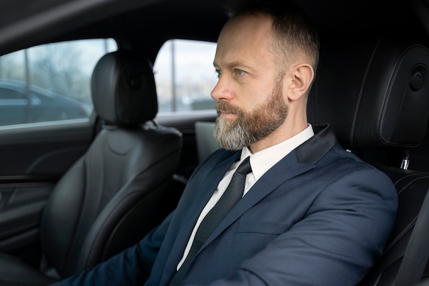 Chauffeur uber élégant donnant un taxi