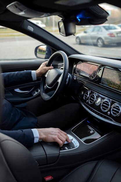 Chauffeur uber élégant donnant un taxi