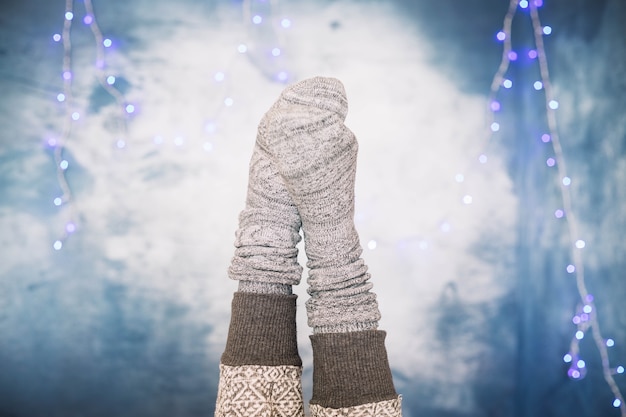 Photo gratuite chaussettes sur fond d'hiver