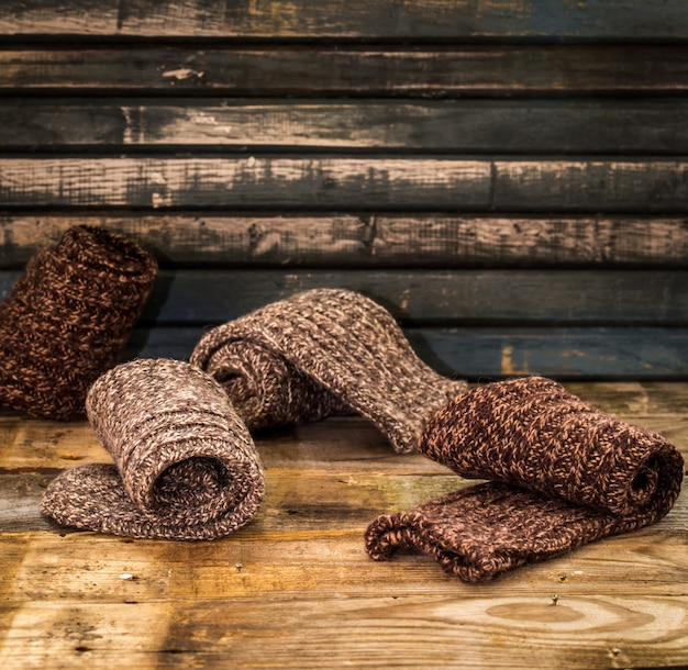 Photo gratuite chaussettes tricotées chaudes sur mur en bois