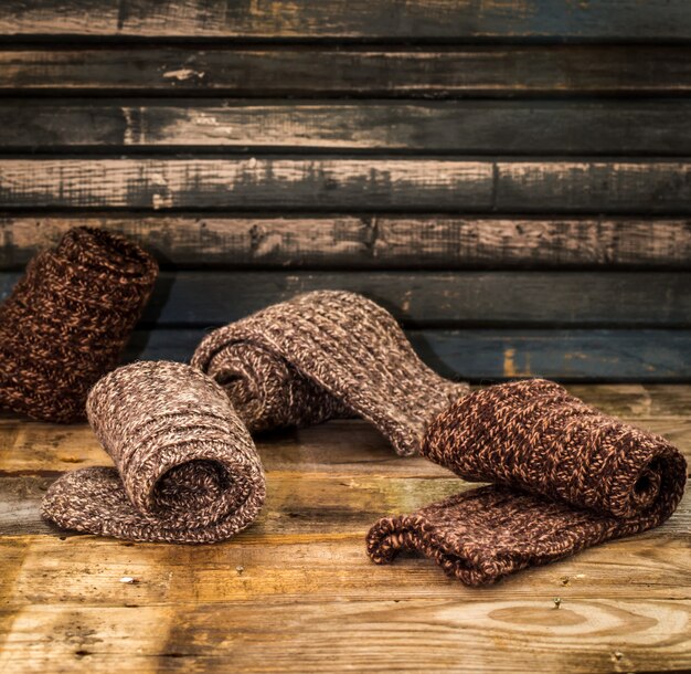 Chaussettes tricotées chaudes sur mur en bois