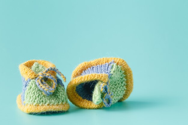 Chaussons Bebe Tricotes Sur Fond Bleu Uni Photo Premium