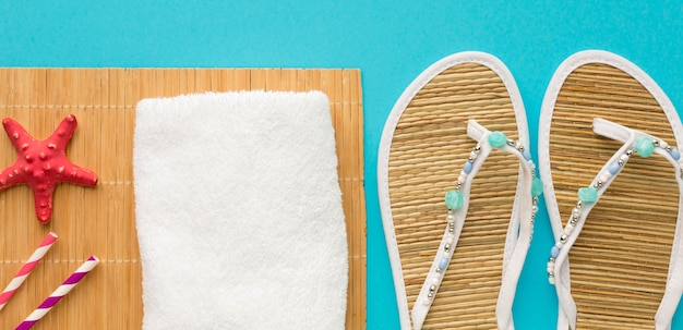 Photo gratuite chaussons d'été vue de dessus sur le concept de table