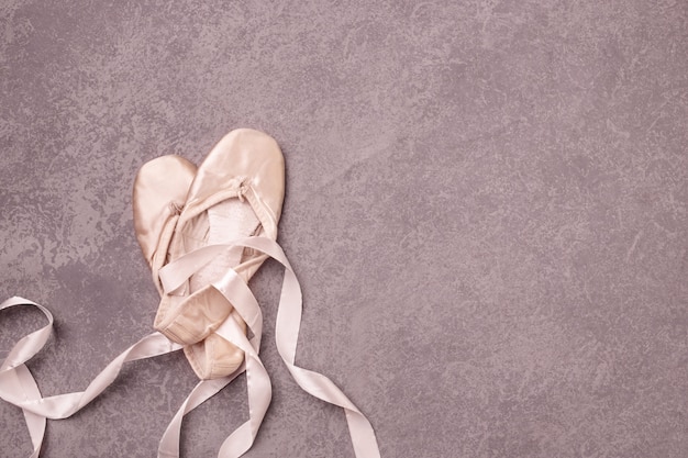 Chaussons de pointe de ballet sur rose.