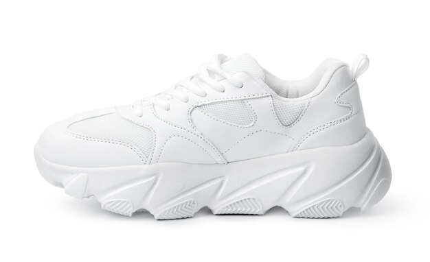 Une chaussure sneaker blanche isolée sur blanc