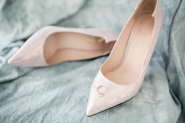 Photo gratuite chaussures et bagues de mariage