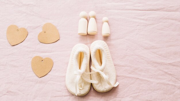 Chaussures de bébé et coeurs de papier