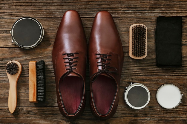 Photo gratuite chaussures en cuir pour hommes avec outils de polissage de style vintage