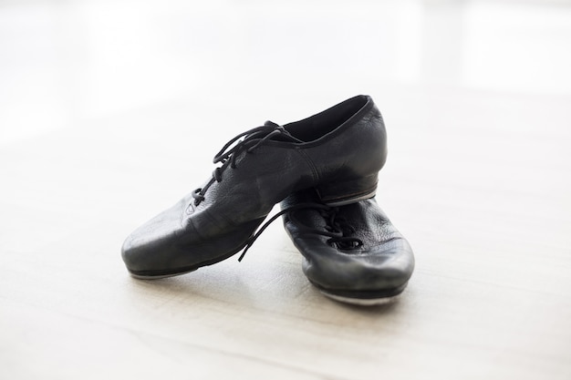 Chaussures de danse sur plancher en bois