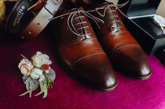 Chaussures du marié avec d'autres détails de mariage