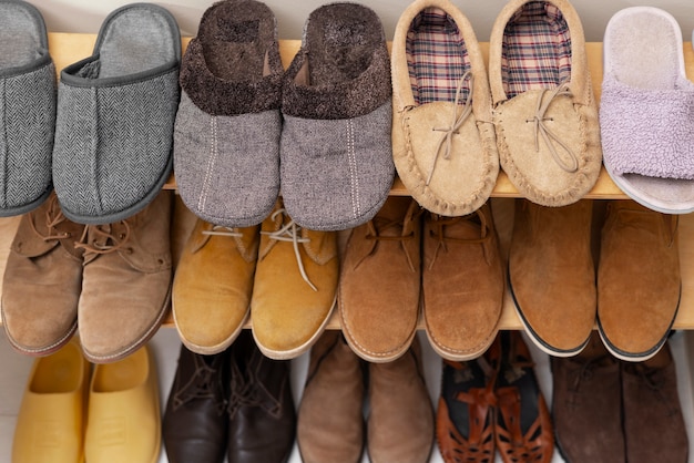 Photo gratuite chaussures empilées dans un porte-chaussures à l'intérieur